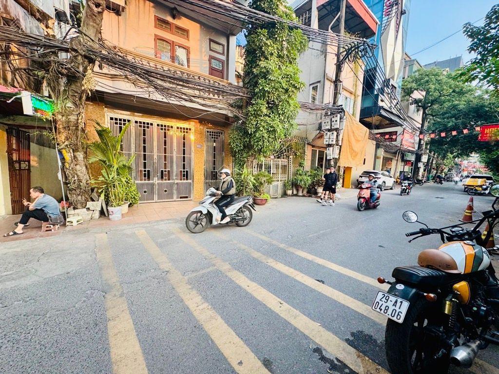 Nhà đẹp phố hồng hà, hộ khẩu hoàn kiếm, gần hồ gươm, vị trí đắc địa, ô tô dừng đỗ cách nhà 10m