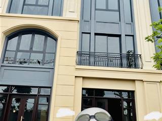 Cô chú vào nam cần bán liền kề 93,6m đối diện sảnh chung cư kinh doanh cực tốt.