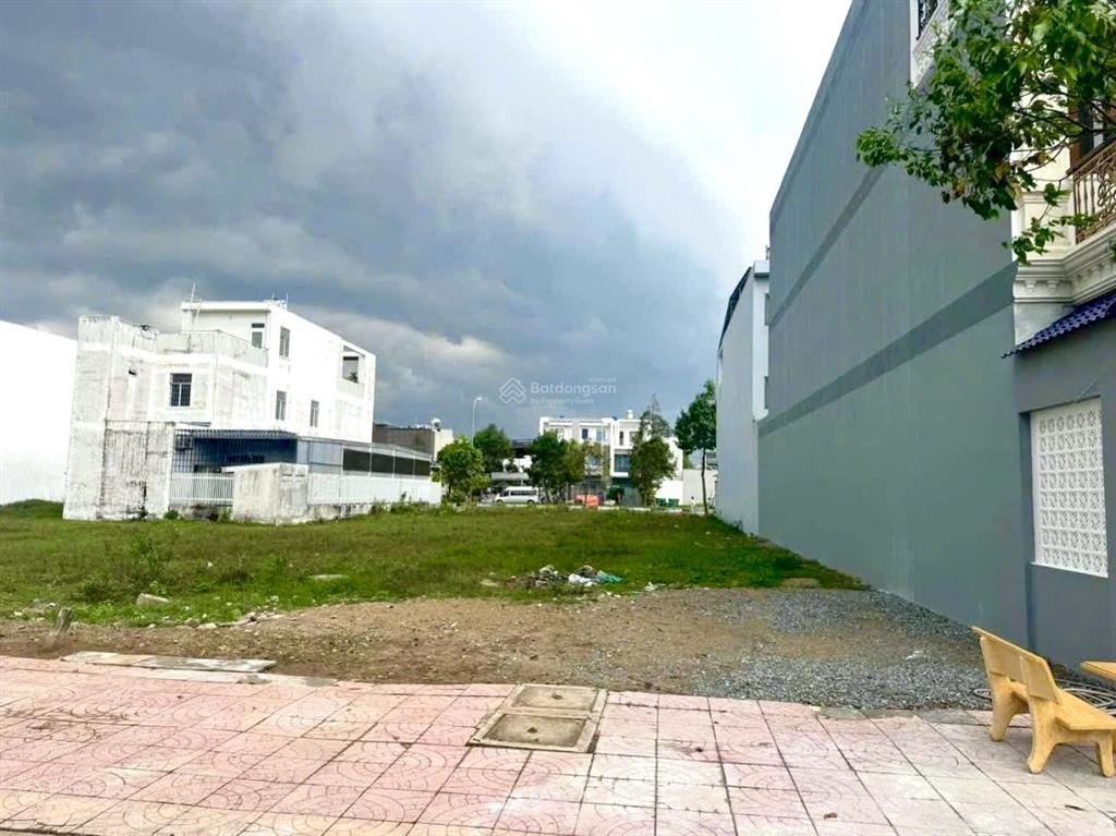 Ra gấp lô mtđ đt824 kế kcn dân cư đông siêu ngộp giá 2tỷ10