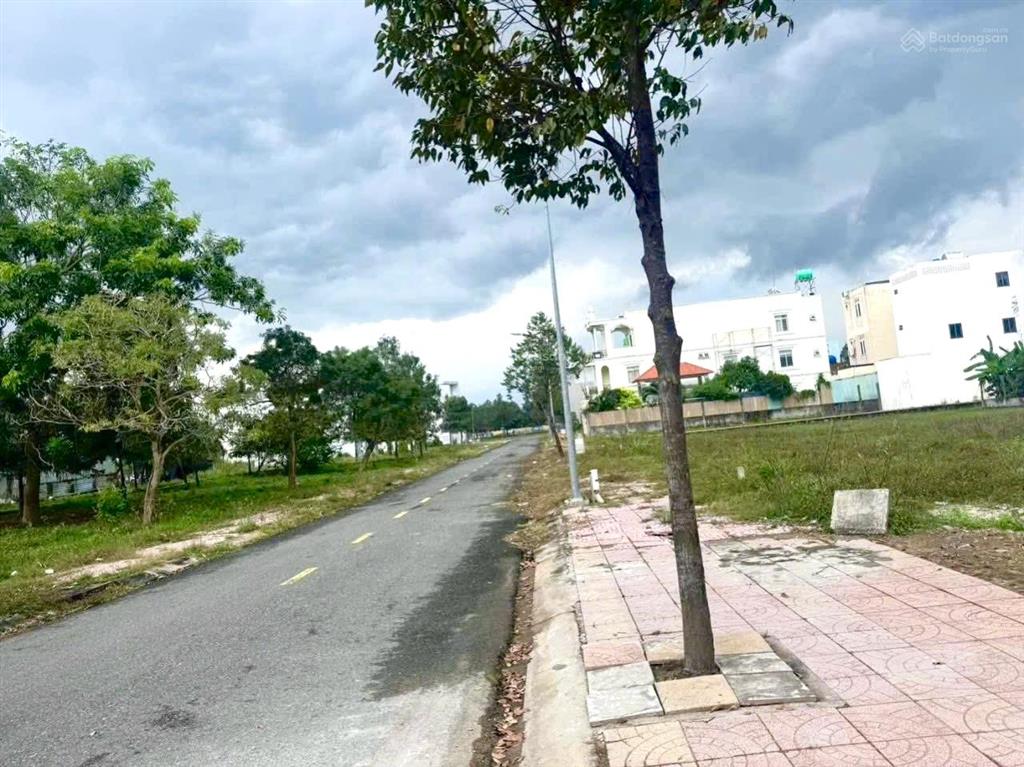 Ra gấp lô mtđ đt824 kế kcn dân cư đông siêu ngộp giá 2tỷ10