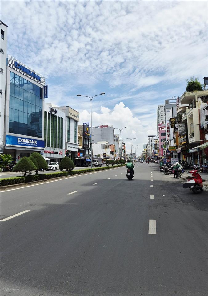 Chủ bán gấp nhà nguyễn cửu vân, sát quận 1, dt 64m2, 4pn, tiện xây mới chdv, phường 17, bình thạnh