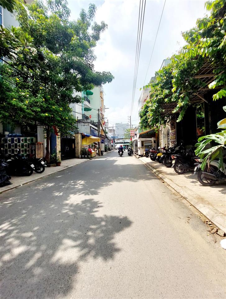 Nhà nên mua gấp, chỉ nhỉnh 5tỷ, dt 55m2, sát hẻm xe hơi, ngay ub phường 12, bình thạnh