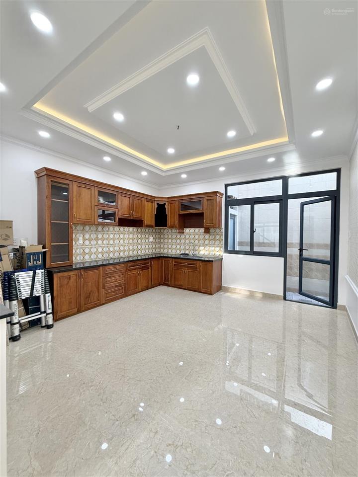 Nhà 3 tầng + lửng, ngay chợ hiệp bình, ô tô đậu trong nhà, gần vạn phúc city