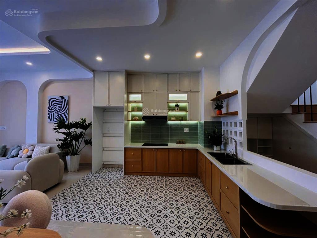 Bán nhà phong cách hiện đại, nội thất cao cấp, vị trí gần công viên, trường học, tòa án, bến tàu