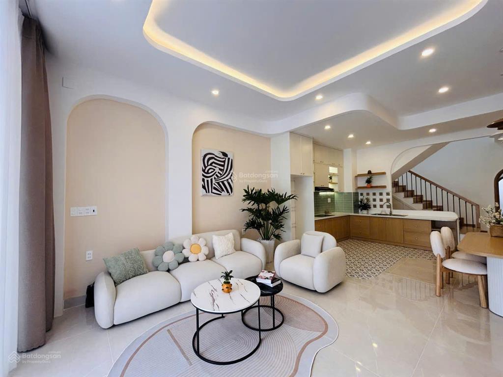 Bán nhà phong cách hiện đại, nội thất cao cấp, vị trí gần công viên, trường học, tòa án, bến tàu