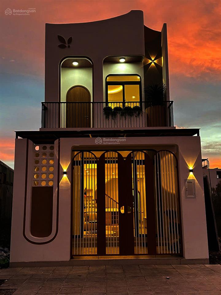 Bán nhà phong cách hiện đại, nội thất cao cấp, vị trí gần công viên, trường học, tòa án, bến tàu