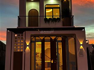 Bán nhà phong cách hiện đại, nội thất cao cấp, vị trí gần công viên, trường học, tòa án, bến tàu