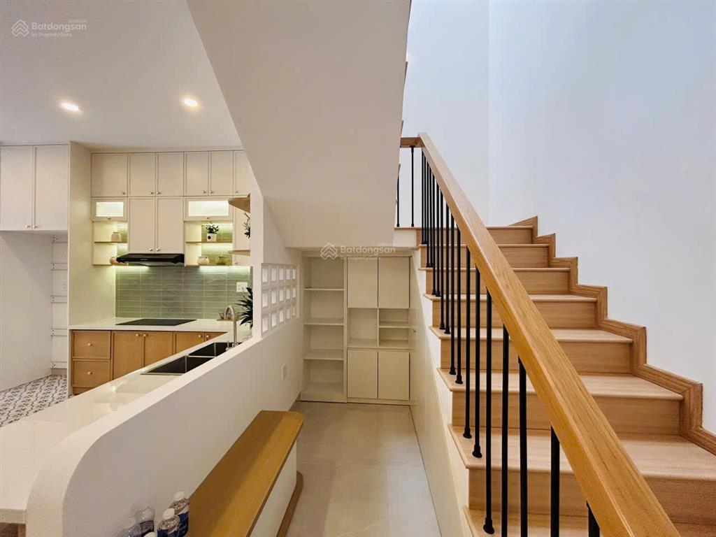 Bán nhà phong cách hiện đại, nội thất cao cấp, vị trí gần công viên, trường học, tòa án, bến tàu