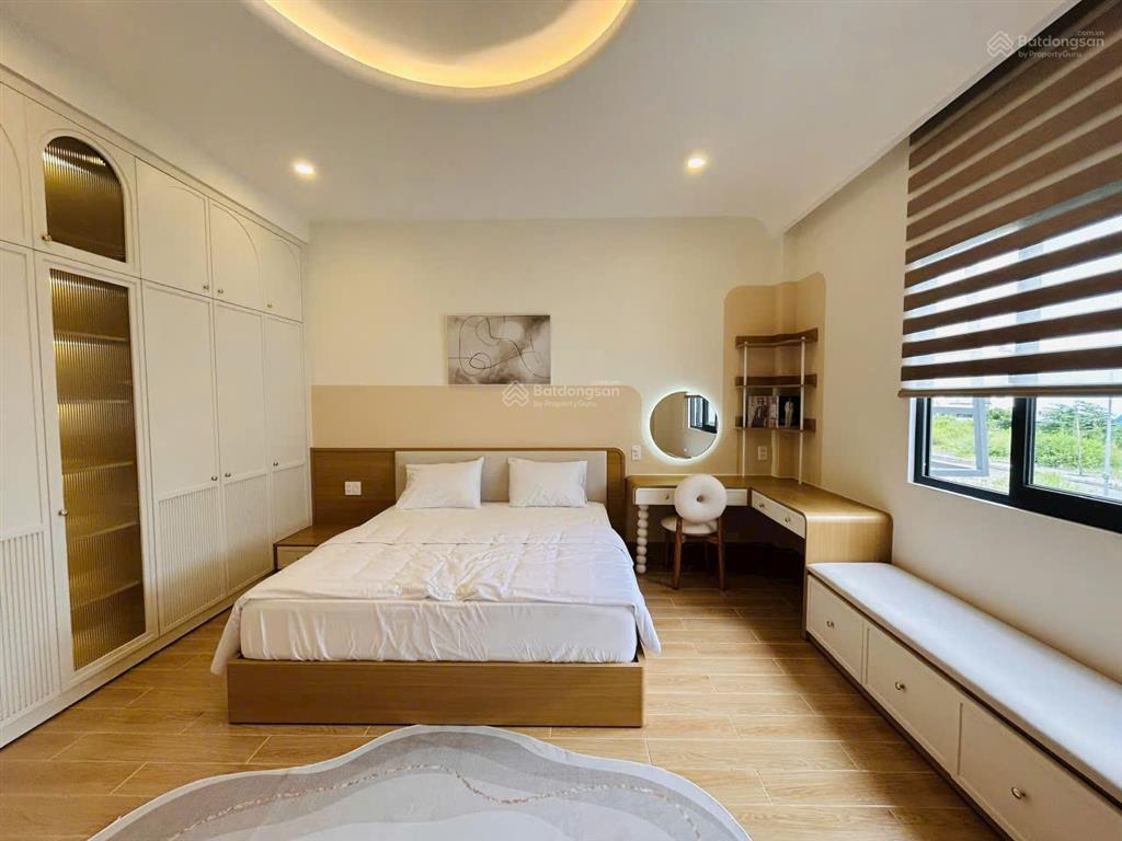 Bán nhà phong cách hiện đại, nội thất cao cấp, vị trí gần công viên, trường học, tòa án, bến tàu