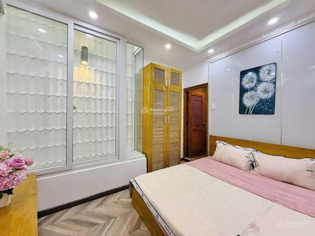 Thiện chí bán gấp nhà phạm ngọc thạch, q3. gần công viên lê văn tám, dt 83m2 cho thuê 26tr