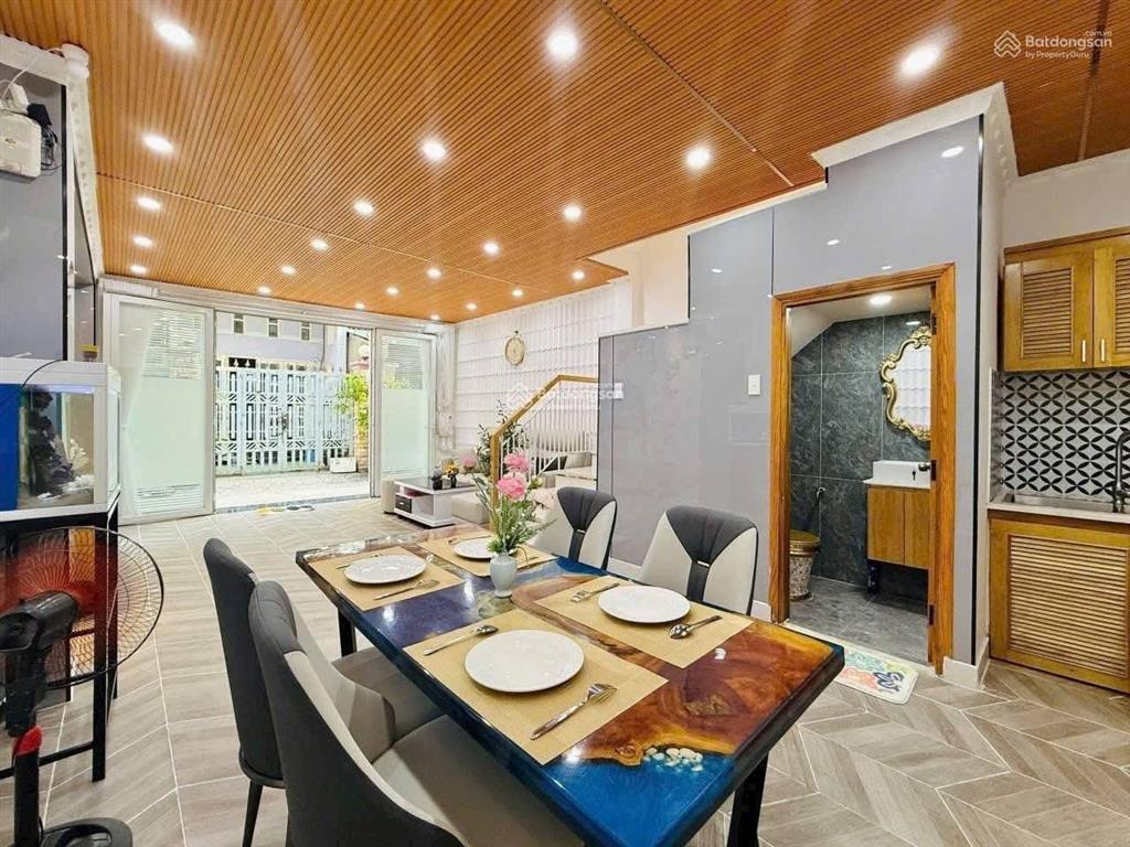 Thiện chí bán gấp nhà phạm ngọc thạch, q3. gần công viên lê văn tám, dt 83m2 cho thuê 26tr