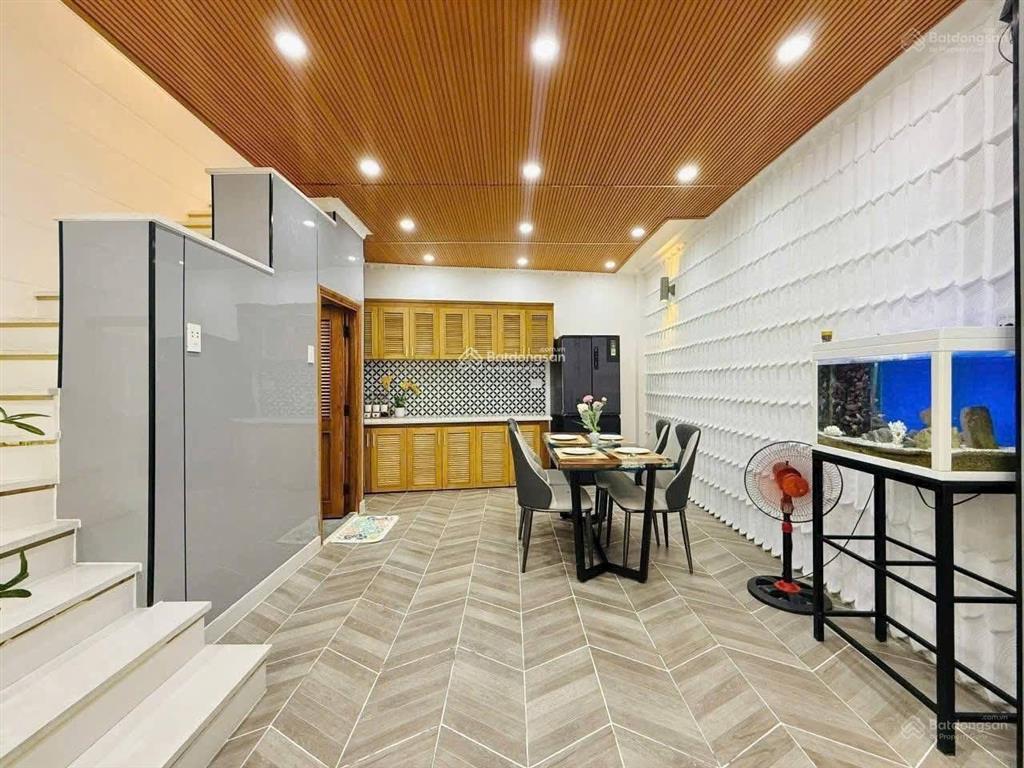 Thiện chí bán gấp nhà phạm ngọc thạch, q3. gần công viên lê văn tám, dt 83m2 cho thuê 26tr