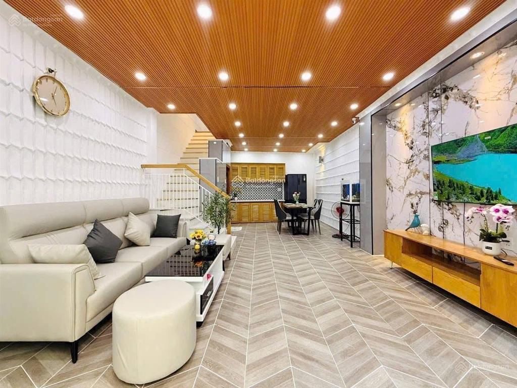 Thiện chí bán gấp nhà phạm ngọc thạch, q3. gần công viên lê văn tám, dt 83m2 cho thuê 26tr