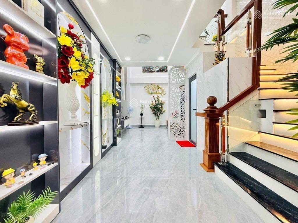 Nhà đẹp hẻm xe hơi đường lý nam đế, quận 11, 76.3m2, 2tỷ7, gần chợ đồ cũ nhật tảo. cho thuê 18tr/th