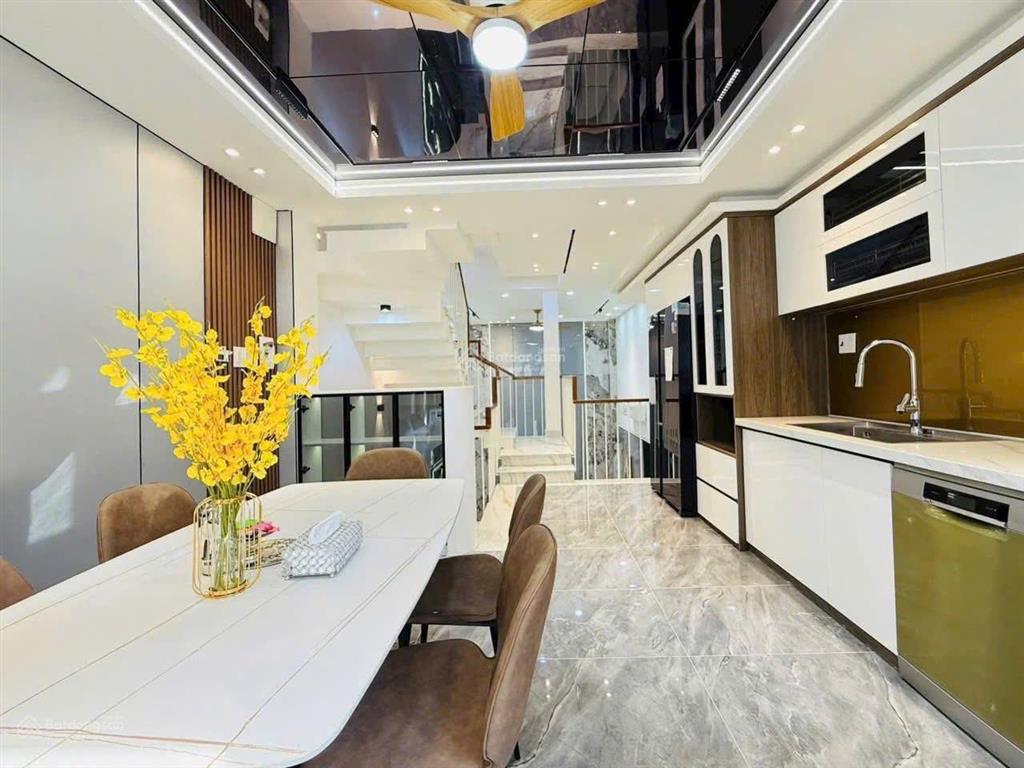 Cô mai cần bán gấp nhà phan huy ích, p.12. gò vấp. giá 3,32 tỷ. dt 60m2. 4tầng. sổ hồng riêng.