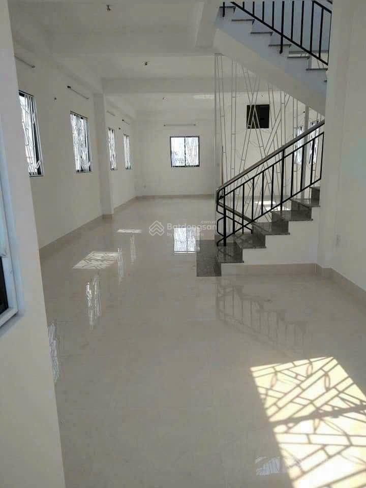 Lô góc mặt tiền hà huy giáp  ngay cầu vượt  nguyễn oanh  ngang 5m  108m2  4 tầng  22tr/tháng