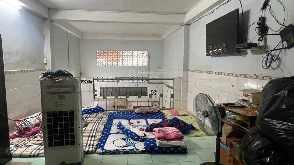 Trung tâm quận 6, đường minh phụng. 3 tầng. nhỉnh 5 tỷ xíu, diện tích (3.5m x 9m) công nhận đủ