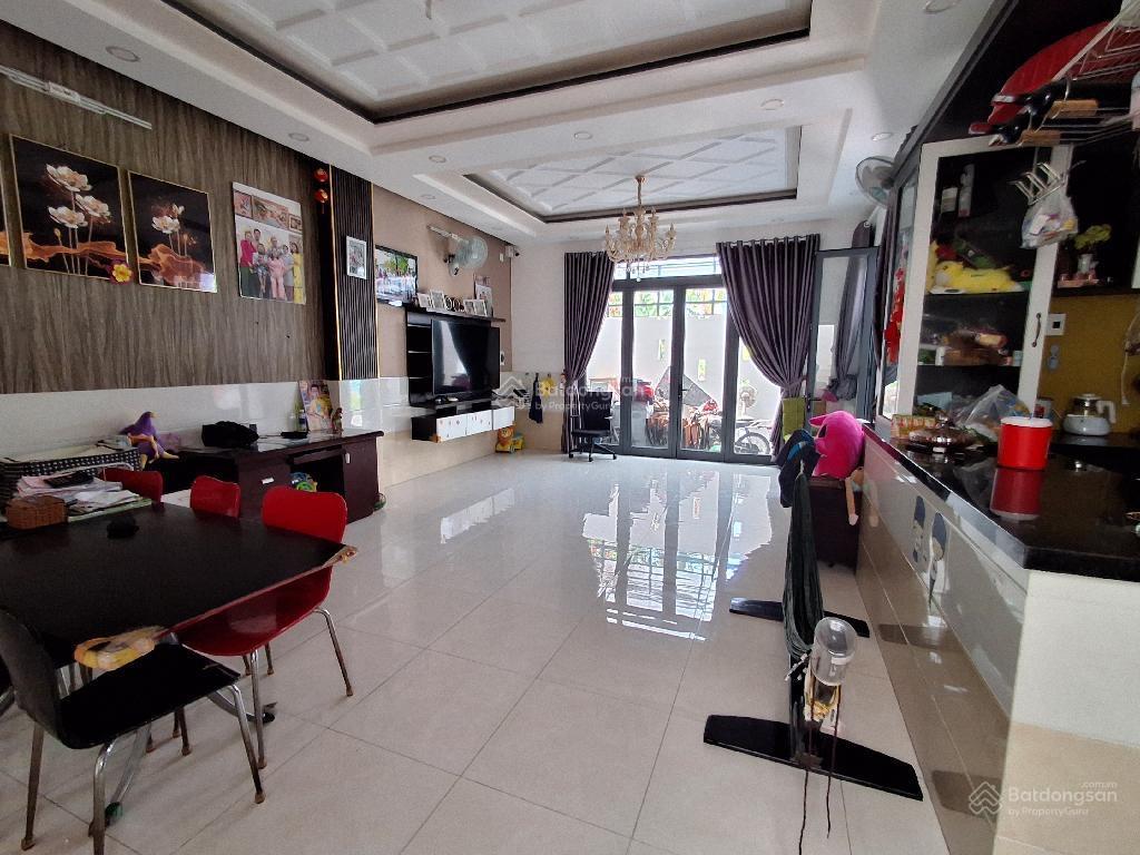 Nhà mới xây 3 tầng, xe hơi trong nhà. phía sau là chùa đức phú, tl tốt cho người hợp duyên 5,8 tỷ