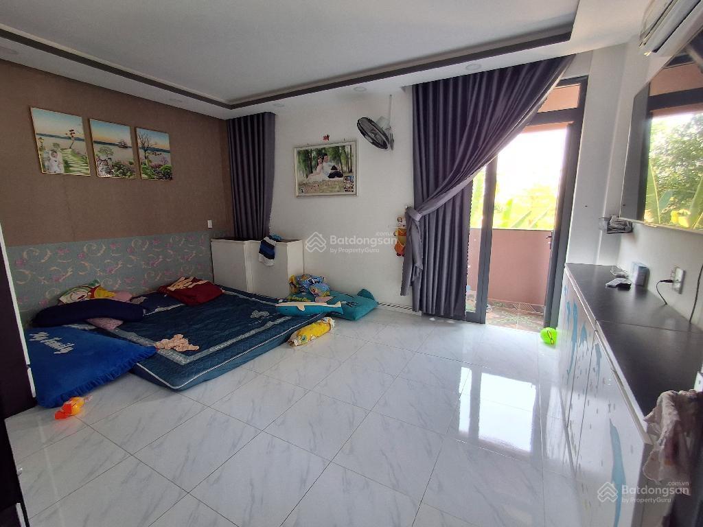 Nhà mới xây 3 tầng, xe hơi trong nhà. phía sau là chùa đức phú, tl tốt cho người hợp duyên 5,8 tỷ