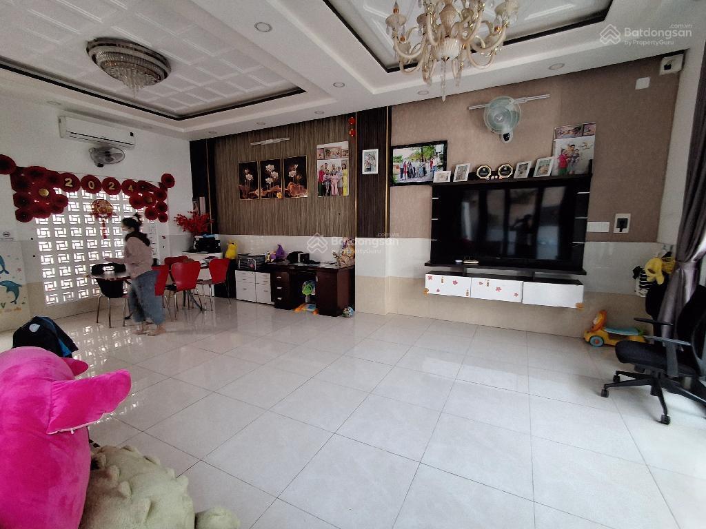 Nhà mới xây 3 tầng, xe hơi trong nhà. phía sau là chùa đức phú, tl tốt cho người hợp duyên 5,8 tỷ