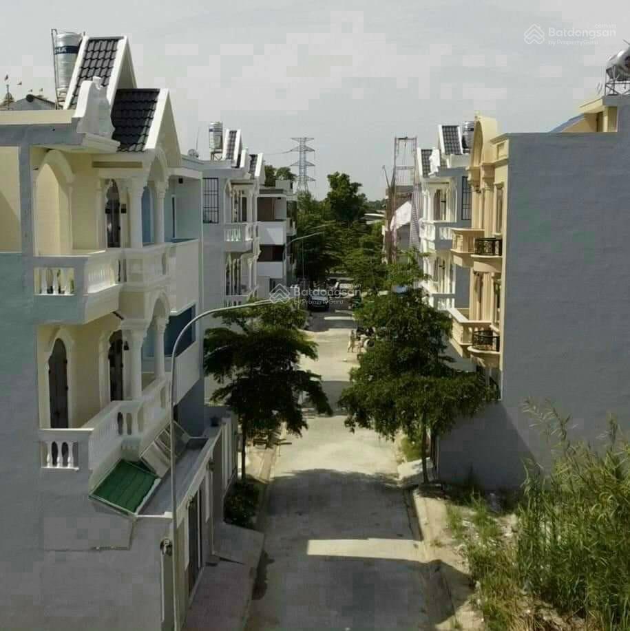 Nhà mới xây 3 tầng, xe hơi trong nhà. phía sau là chùa đức phú, tl tốt cho người hợp duyên 5,8 tỷ