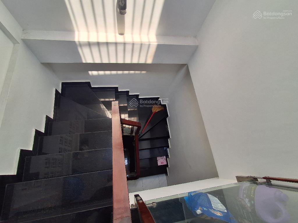Nhà mới xây 3 tầng, xe hơi trong nhà. phía sau là chùa đức phú, tl tốt cho người hợp duyên 5,8 tỷ