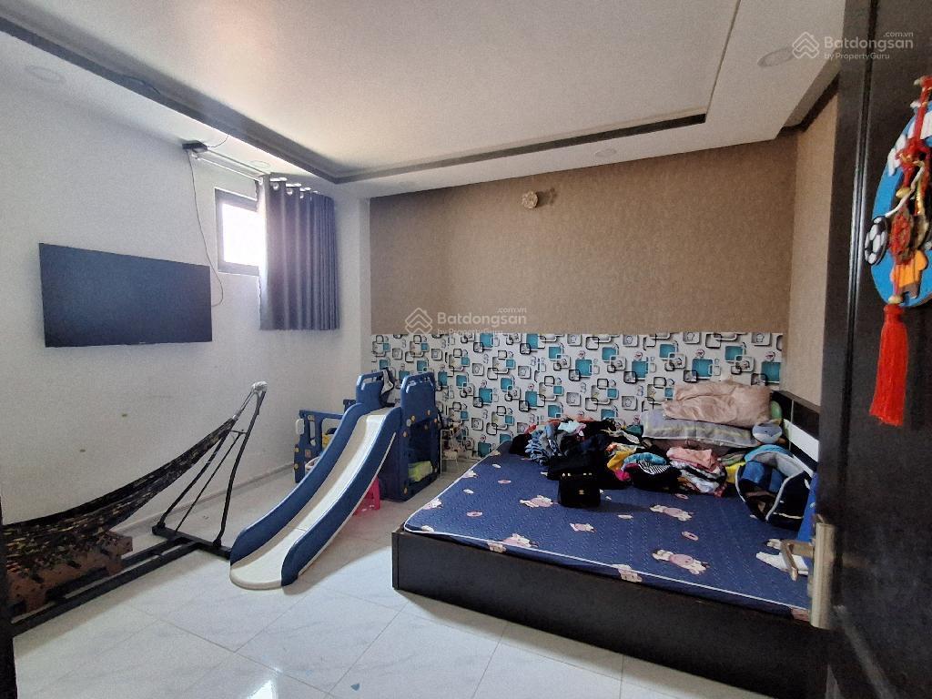 Nhà mới xây 3 tầng, xe hơi trong nhà. phía sau là chùa đức phú, tl tốt cho người hợp duyên 5,8 tỷ