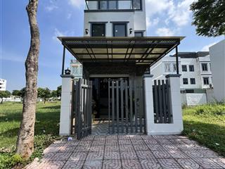 Nhà giữa công viên, bệnh viện, trường học trong five stars ecocity. có thang máy. đã hoàn công.