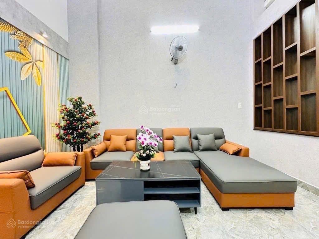 Nhà ngộp ngay hồ hảo hớn  quận 1. giá 3 tỷ7/72.6m2 cho thuê 25triệu. gần đại học mở cơ sở 2