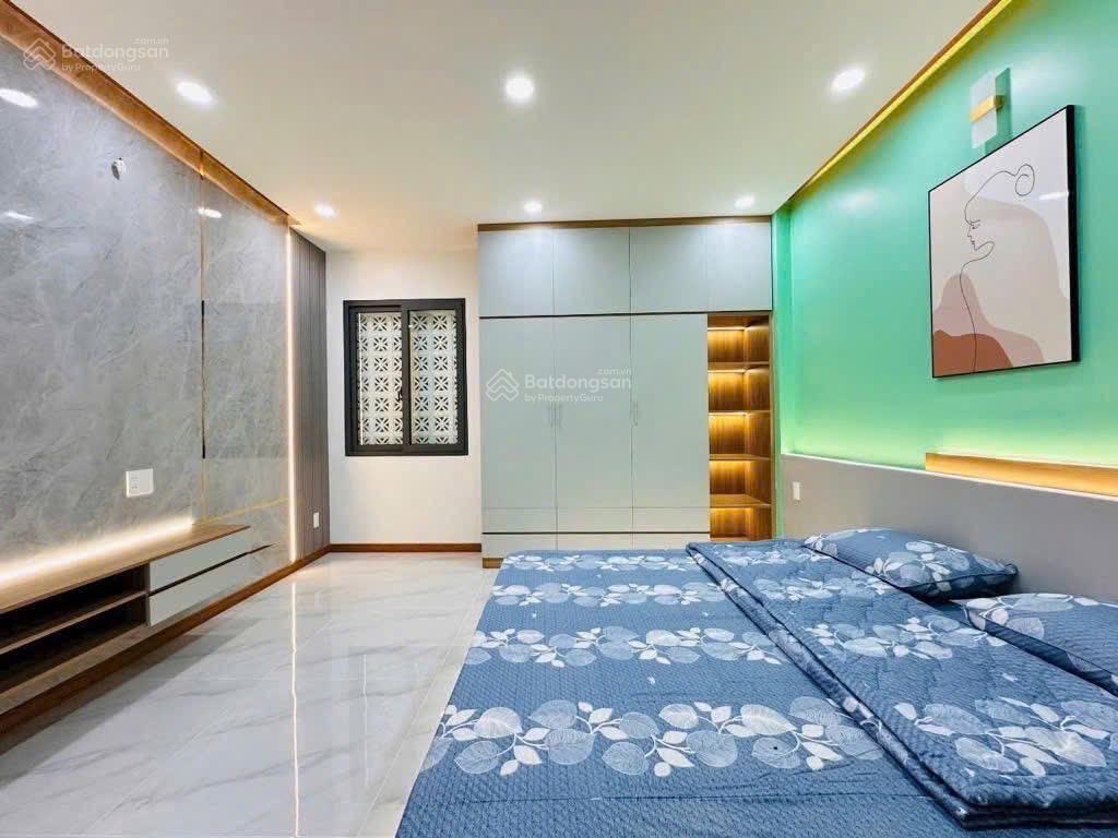 Nhà ngộp ngay hồ hảo hớn  quận 1. giá 3 tỷ7/72.6m2 cho thuê 25triệu. gần đại học mở cơ sở 2