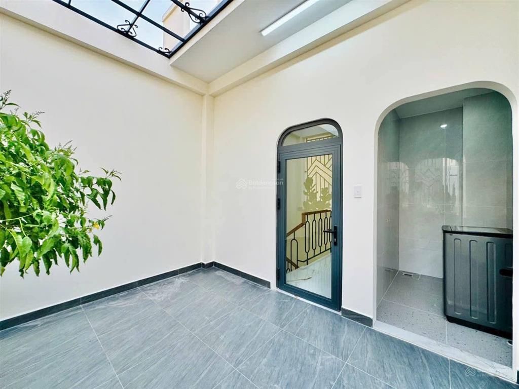 Bán gấp nhà 68m2 ngay rạch bùng binh p9 q3, gần ga sài gòn, thuê 27tr/th