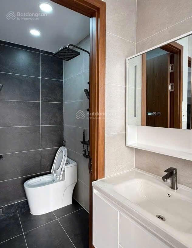 Bán nhà cực phẩm giá 3tỷ750, đường nguyễn biểu quận 5, đang cho thuê 25 triệu, gần đại học sài gòn