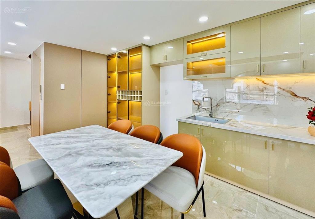 Nhà ngang bề thế 11mét ngay phan đình phùng phú nhuận, cho thuê 26triệu, gần cầu kiệu, giá 3tỷ730