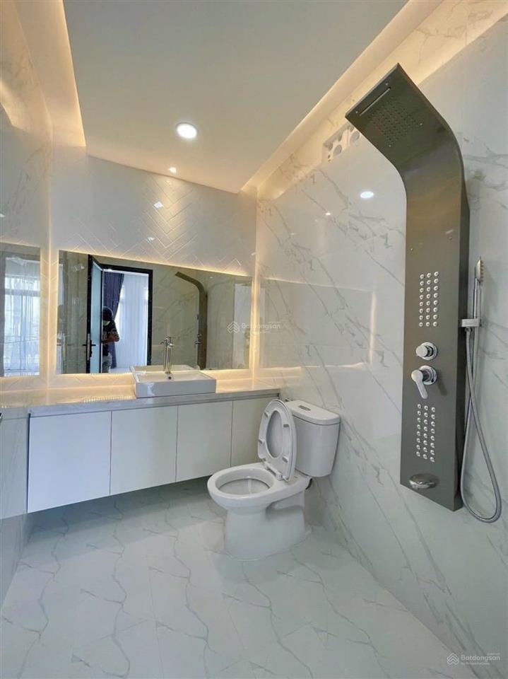 Gia đình bán gấp nhà đang cho thuê 30tr, đ.trần minh quyền q.10. giá 3tỷ480/64,8m2,gần đh văn hiến