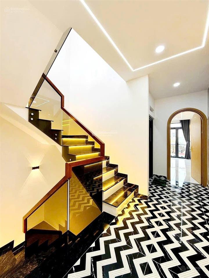 Cô liễu bán căn nhà đang cho thuê 36tr, đường 8m ký con  q.1, giá 5tỷ620/88m2. gần chợ bến thành