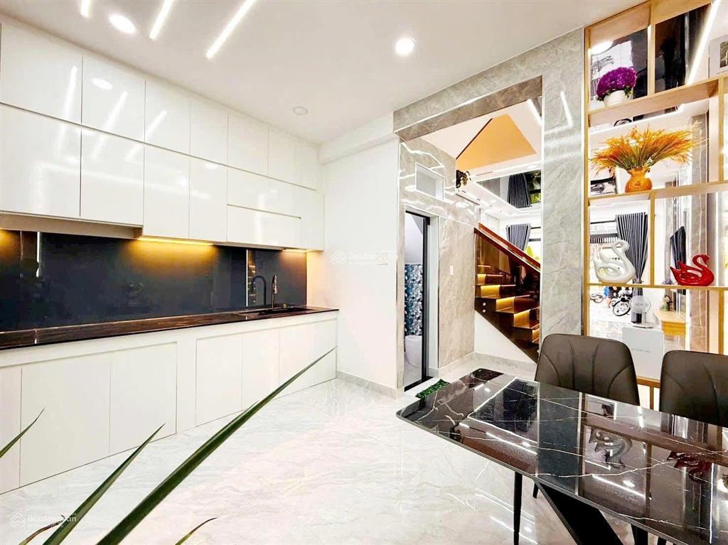 Cô liễu bán căn nhà đang cho thuê 36tr, đường 8m ký con  q.1, giá 5tỷ620/88m2. gần chợ bến thành