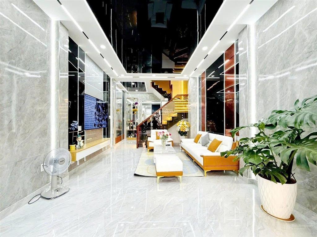 Cô liễu bán căn nhà đang cho thuê 36tr, đường 8m ký con  q.1, giá 5tỷ620/88m2. gần chợ bến thành