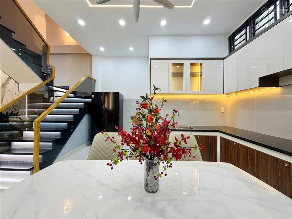 Cần bán nhà mtđ lê văn việt, q9 (dt hơn 80m2). giá chỉ 3tỷ150 còn tl mạnh