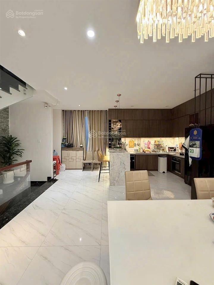 Siêu nhà phố nguyễn văn cừ, phường 1, quận 5  giá 4 tỷ 950/ dt 77m2. đang cho thuê 26 triệu