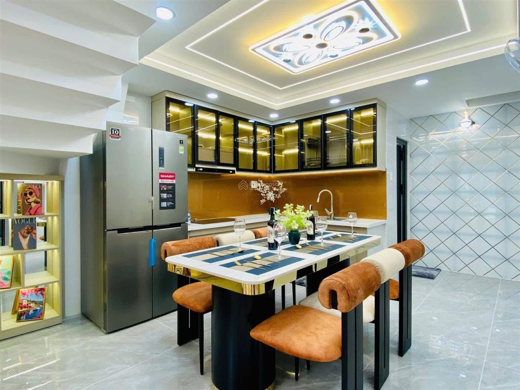 Bán nhà tại bến vân đồn, 70m2, hàng hiếm ở q4, giá 3,3 tỷ,còn đang cho thuê 15 triệu/tháng, hẻm ôto