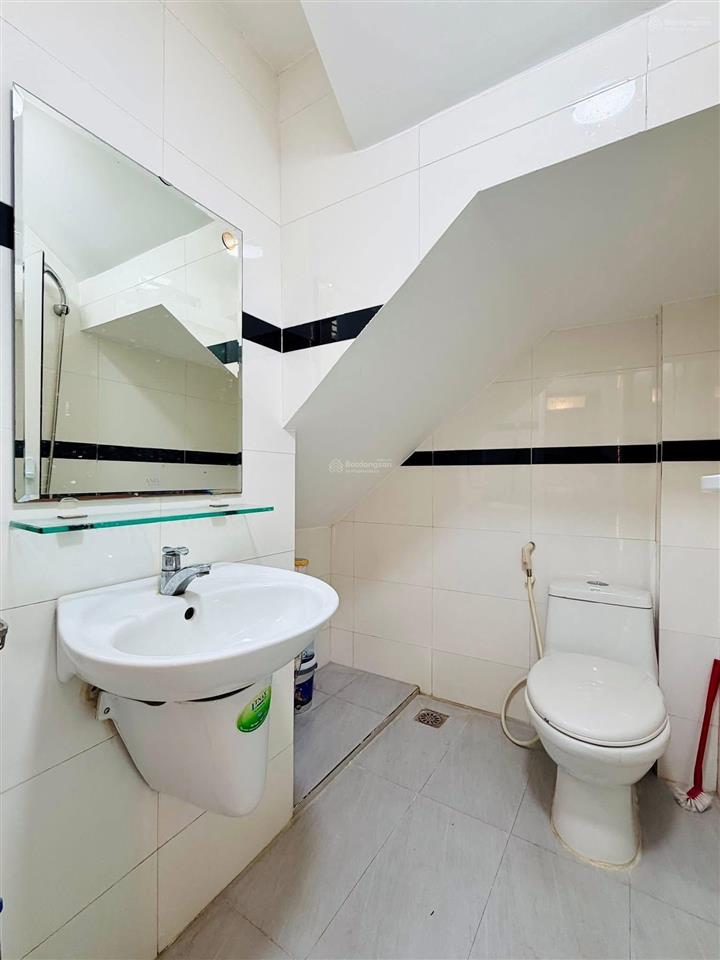 Cô 3 bán nhà nguyễn hữu cầu, q1, dt 70m2, giá 4,6 tỷ, đang thuê 33tr/tháng, gần cv lê văn tám