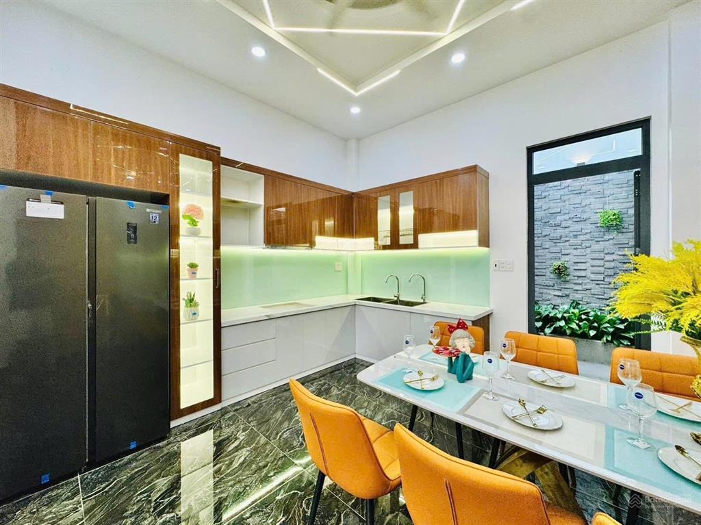 Nhà đẹp cách chợ tân định 100m đường nguyễn hữu cầu, quận 1. 65,2m2. cho thuê 25 triệu