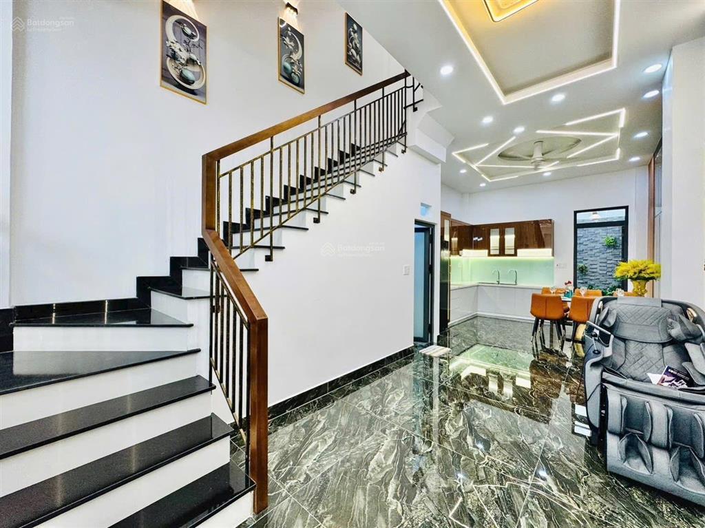 Nhà đẹp cách chợ tân định 100m đường nguyễn hữu cầu, quận 1. 65,2m2. cho thuê 25 triệu