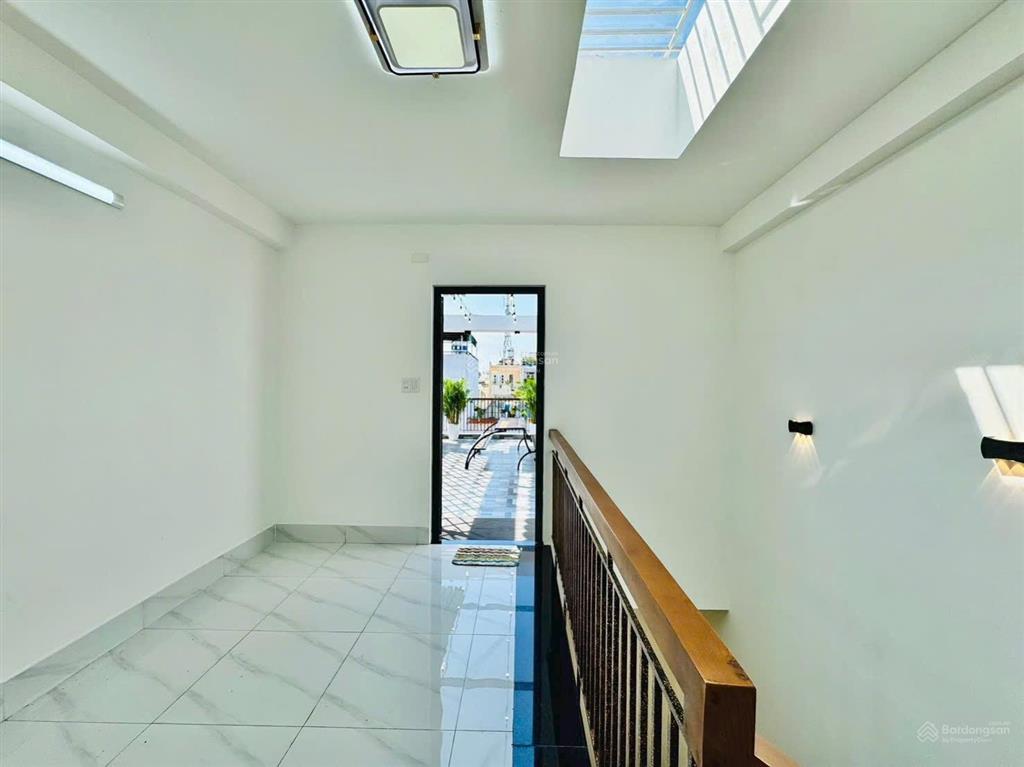 Nhà đẹp cách chợ tân định 100m đường nguyễn hữu cầu, quận 1. 65,2m2. cho thuê 25 triệu