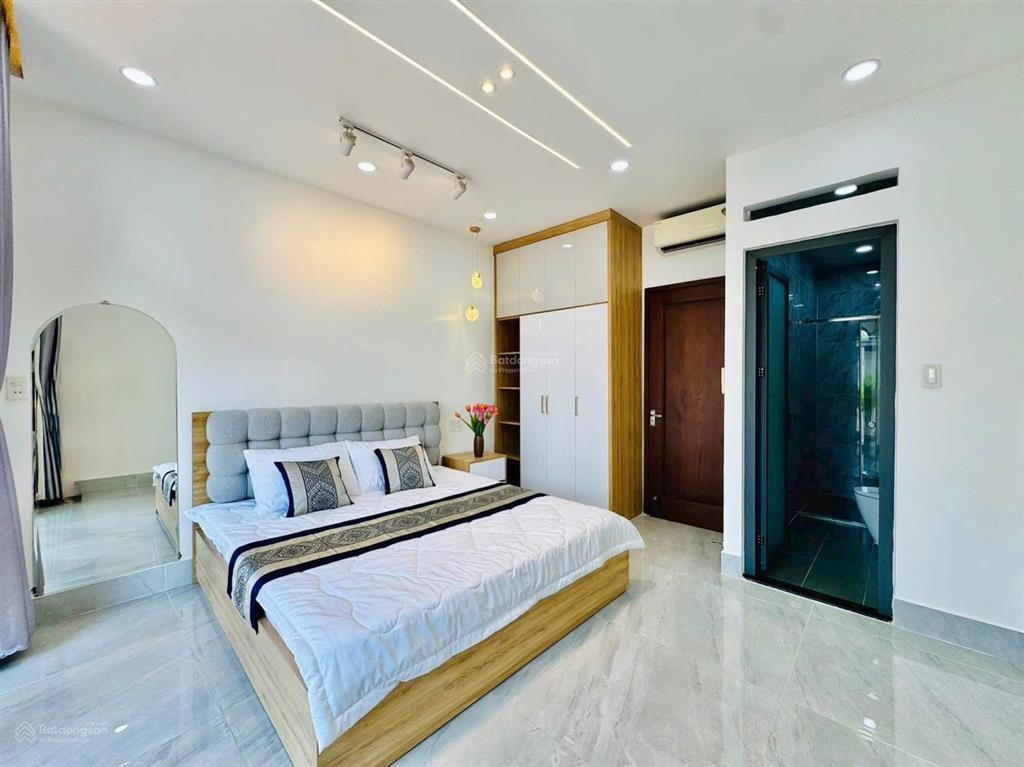 Nhà đẹp cách chợ tân định 100m đường nguyễn hữu cầu, quận 1. 65,2m2. cho thuê 25 triệu