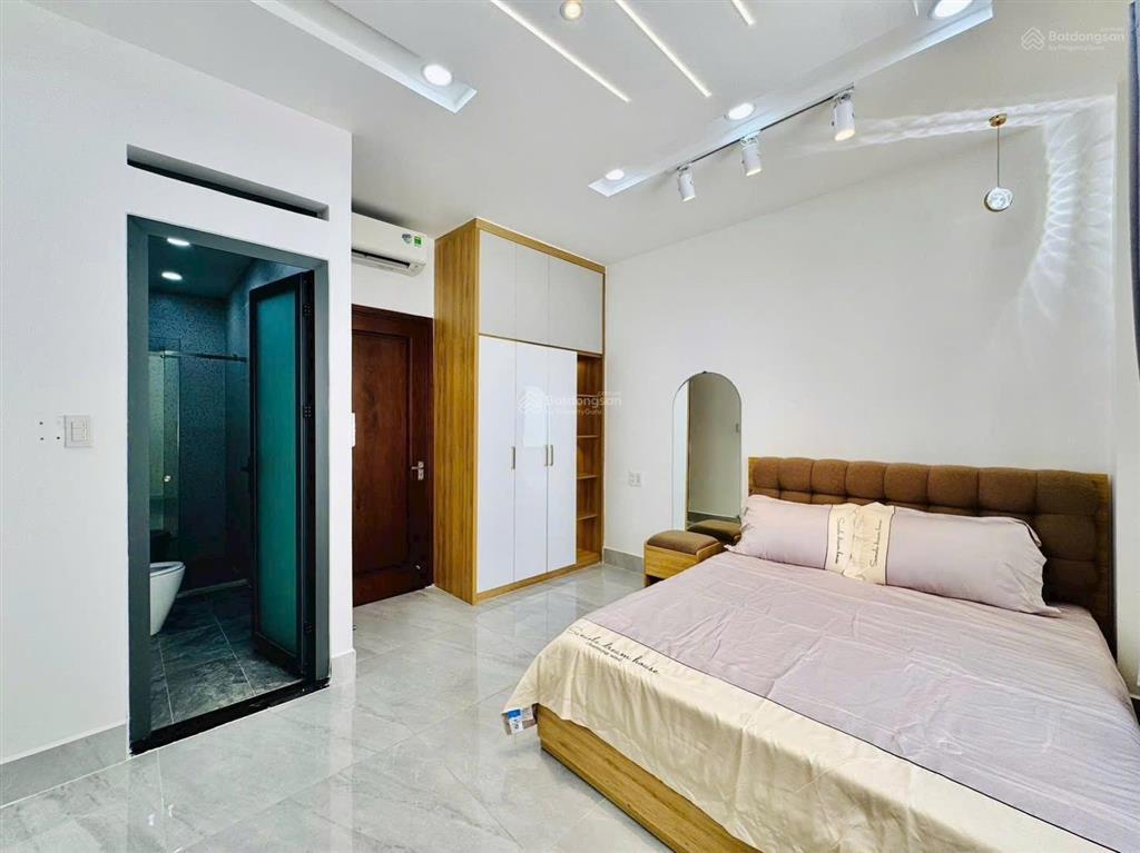 Nhà đẹp cách chợ tân định 100m đường nguyễn hữu cầu, quận 1. 65,2m2. cho thuê 25 triệu