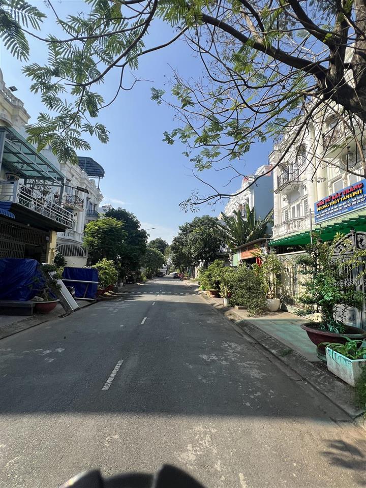 Giá tốt trước tết. khu an ninh yên tĩnh 5x26m. tdt 130m. cách metro rạch chiếc 200m