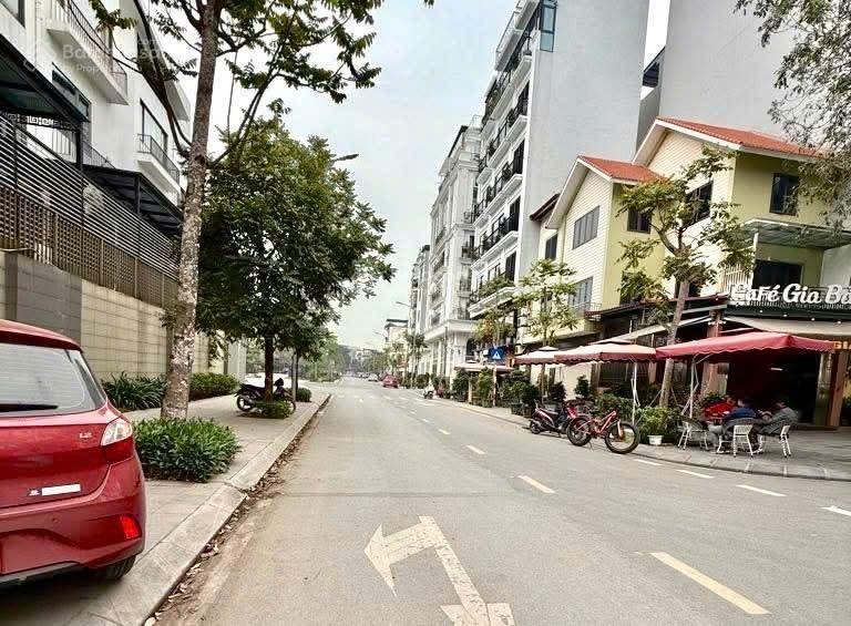 Mảnh đất phố ngọc thụy  mặt tiền gần 6m  diện tích 112m2  oto tải đỗ cửa  10m mặt phố  sổ a4