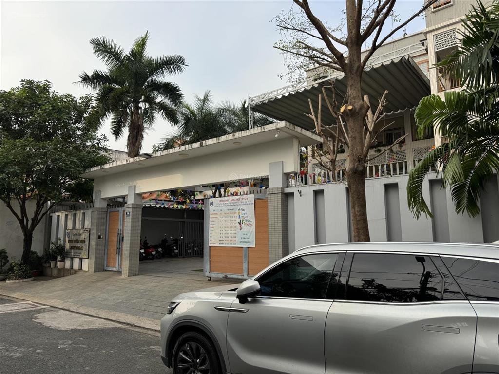 Chủ đi định cư nước ngoài cần bán nhanh nhà nội thất cao cấp  khu kiến thiết  giá chỉ 8,99 tỷ.