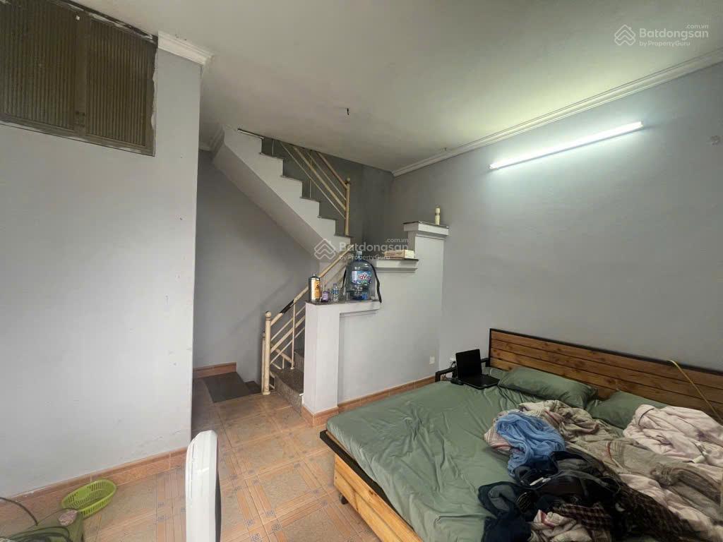 Loanh quanh 2 tỷ có luôn nhà 18m² lô góc, ngõ thông, dân xây 4 tầng đường nguyễn khoái. sđcc